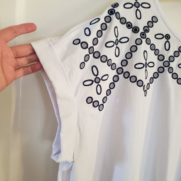 Single Thread Eyelet Embroidered Short Sleeve Top - Picture 4 of 7